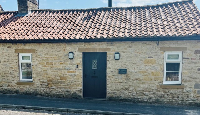 ST GREGORY’S COTTAGE, pet friendly, with a garden in Helmsley