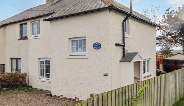 ST MARYS COTTAGES NO4, pet friendly in Low Newton-By-The-Sea