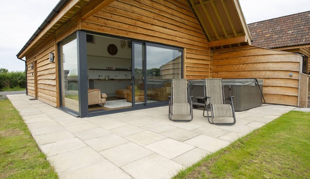 STARLING LODGE, family friendly, with hot tub in Wedmore
