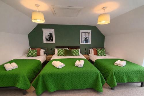 Stoke Contractor House with 7 Beds Parking TVs Every Room WiFi