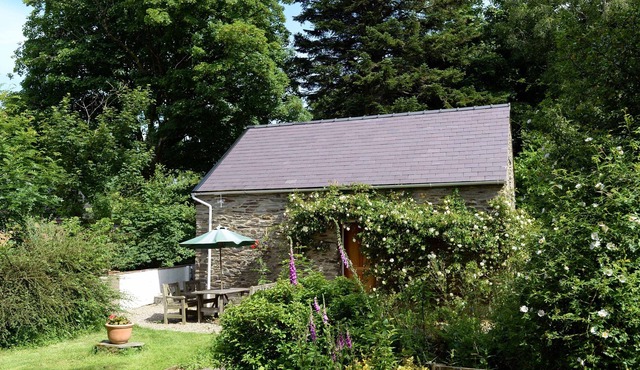 Stone Cottage with 2 acres in National Park near Beaches sleeps 4