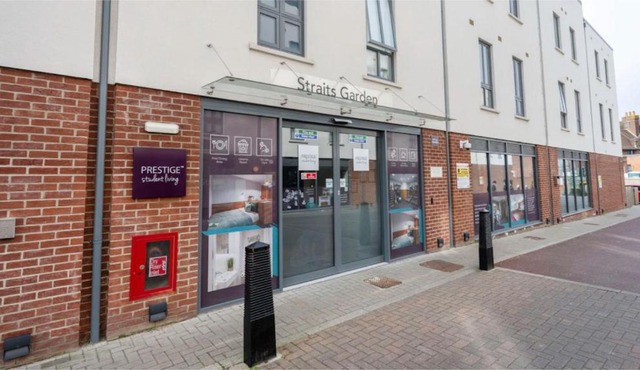 Students Only Straits Egham - 40 mins to Waterloo - Direct Bus to Heathrow
