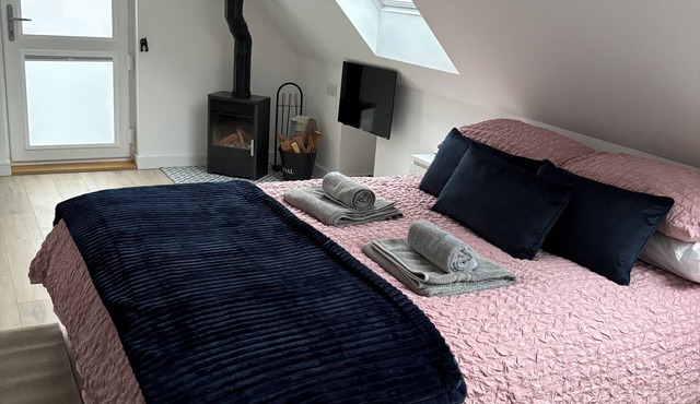 Studio Apartment bordering the Ickworth Estate, Pet-Friendly, 5 minutes to Bury!