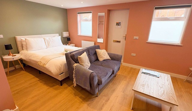 Studio Flat in Seymour Road