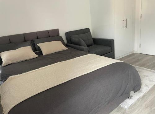 Studio Flat Private Shower Wc and Kitchenette
