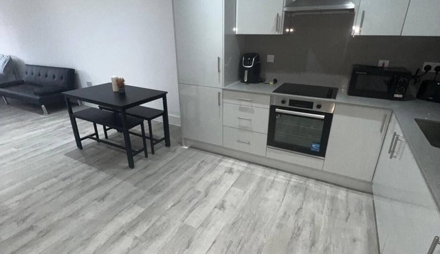 Studio Near Heathrow & Tube | Hounslow High Street