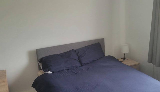 Studio Sleeps 2 - Shared Garden - Free Parking in Saltash