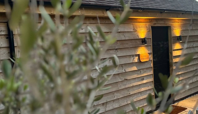 Studio Sleeps 2 With Parking and Garden