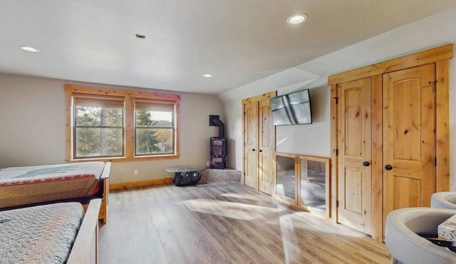 Studio w/full kitchen wifi, & great location in Ronald