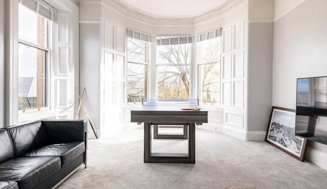 Stunning 5 bedroom large apartment with parking