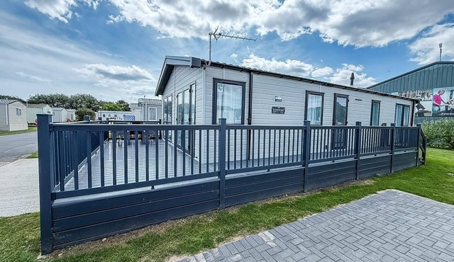 Stunning 6 berth lodge with Wi-Fi at Broadland Sands in Suffolk ref 20136BS