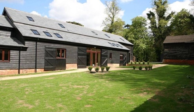 Stunning barn conversion sleeping 10 - Pet friendly!
