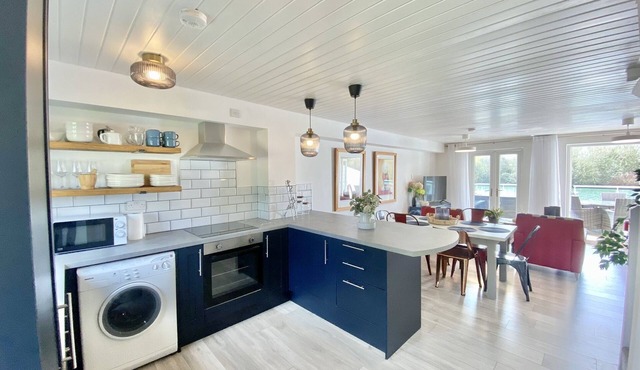 Stunning Completely Refurbished Lakeside Lodge - Sleeps 6