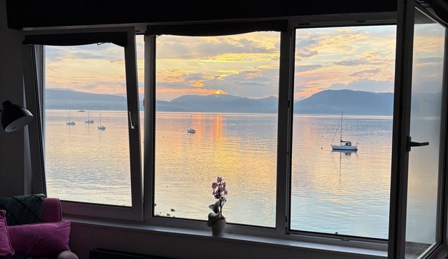 Stunning high spec apartment with Panoramic river views of the Clyde.