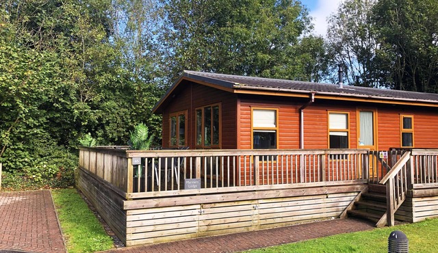 Stunning lodge in an idyllic location, sleeps 6, parking + dogs