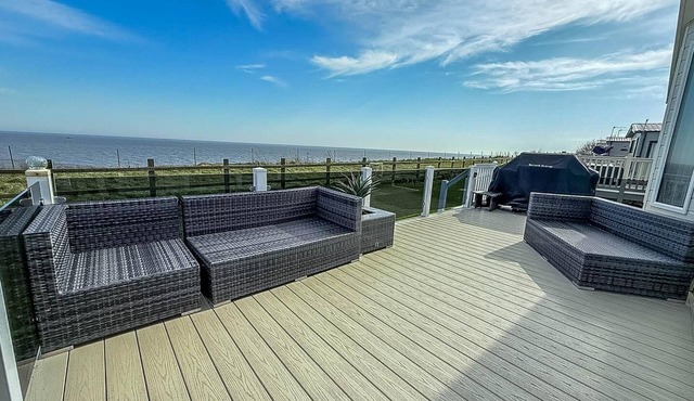 Stunning lodge with decking and WiFi at Broadland Sands Park ref 20281BS