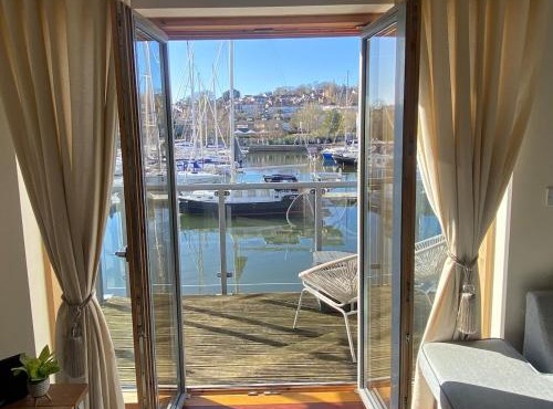 Stunning Marina Apartment