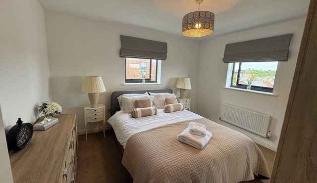Stunning Modern 2-bedroom apartment in Uxbridge with Lift & parking. Fast Wi-Fi