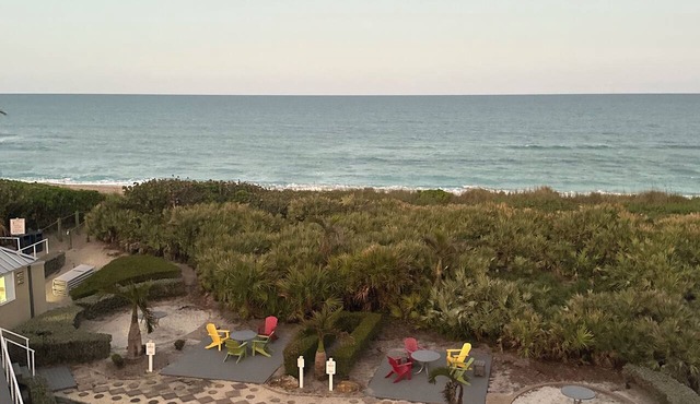 Stunning Oceanfront View 2BR Heated Pool steps to Beach & Tiki Bar Resort Access in Stuart