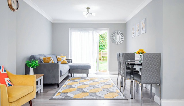 Stunning Place near Windsor & Heathrow, 3BR House