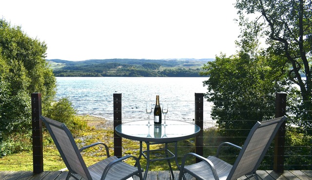 Stunning Romantic Lakeside Private Cabin - Hot Tub & Cosy Fireplace