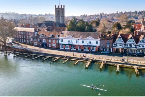 Stunning Thameside Apartment