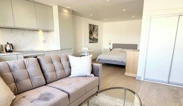 Stylish 1-Bed Flat with City Views