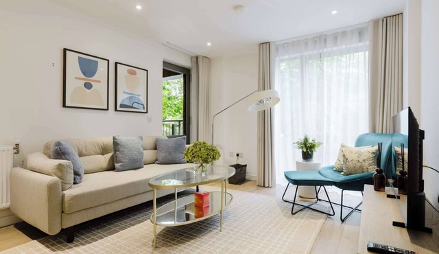 Stylish 1BDR Flat with Private Balcony in Vauxhall