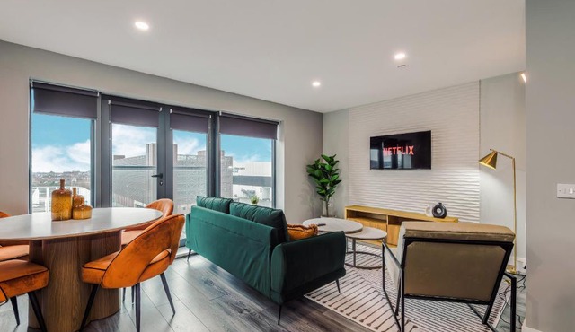 Stylish 2 Bed Apt by Royal Albert Dock & M&S Arena