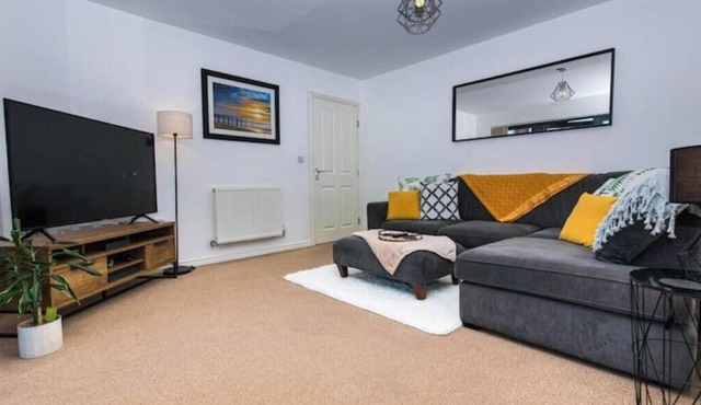 Stylish 2-Bed Flat with Parking Near Tube & Heathrow