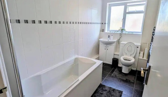 Stylish 2-Bed Gem in Sutton - Your Cozy Retreat!