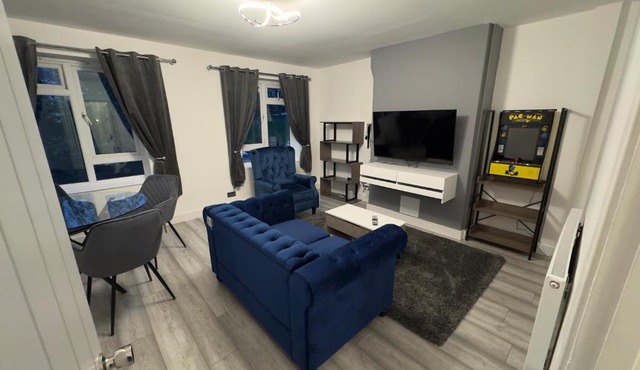 Stylish 2BR, Fast Wifi with balcony