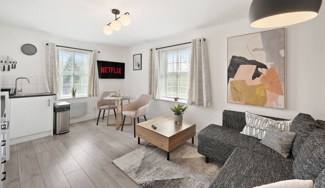 Stylish 2BR Flat near Stansted Airport & Parking