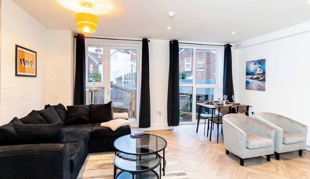 Stylish 2BR Stay in Tonbridge Town Centre