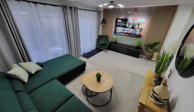 Stylish 3 bedroom, 2.5 bathroom home near Edinburgh airport. Free parking.