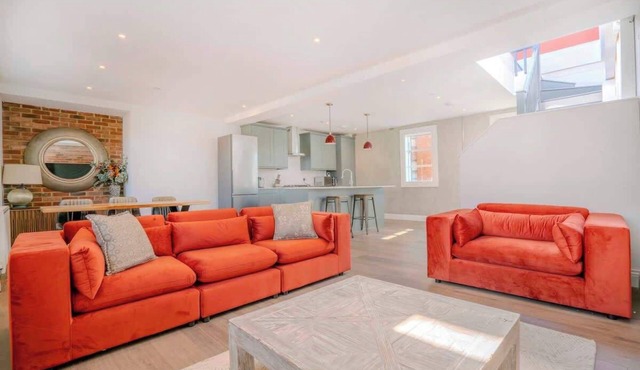 Stylish 3BR Wimbledon | Roof Terrace & Parking