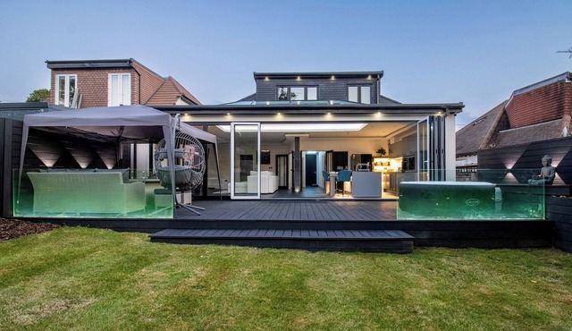 Stylish 4-Bedroom Luxury Home Featuring Hot Tub & Pool Table