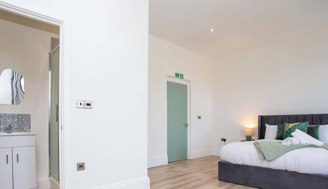 Stylish 5Bed Ensuite Home - Sleeps 10 - Parking