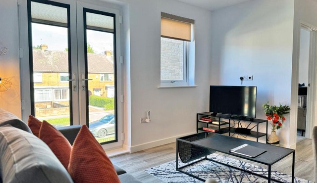 Stylish Abode in York-Parking