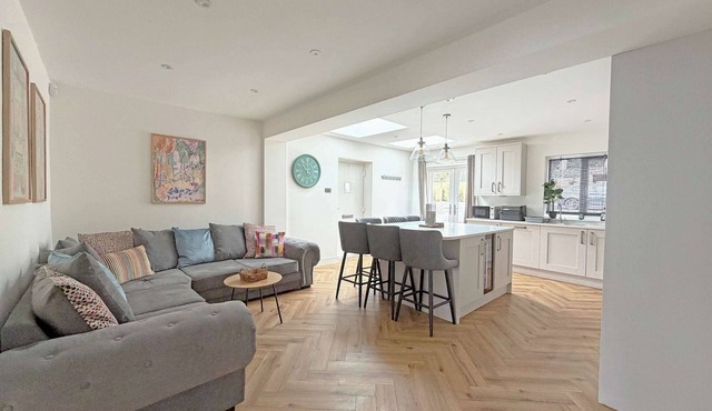 Stylish Apartment w/Parking Near York City Centre