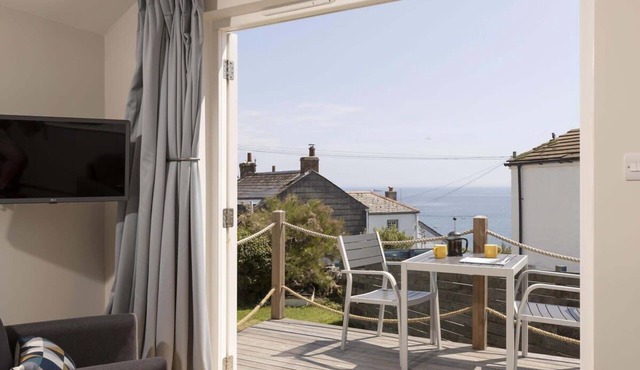 Stylish Boatshed with Sea Views, Private Parking