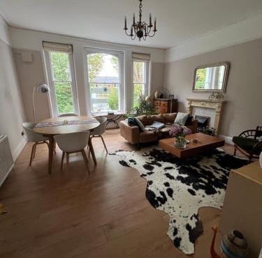 Stylish Bright Double Room with Fast Wi-Fi, 17 min to Central London, Free Parking, Easy Access to O2, Canary Wharf, Gatwick and Luton Airports and Stansted Airport
