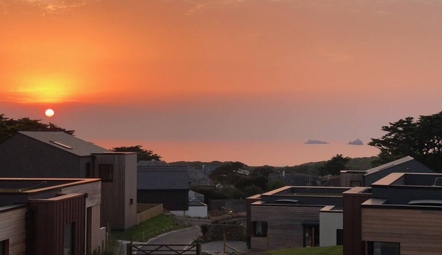 Stylish, Constantine Bay home, minutes away from golf, beaches and coast path