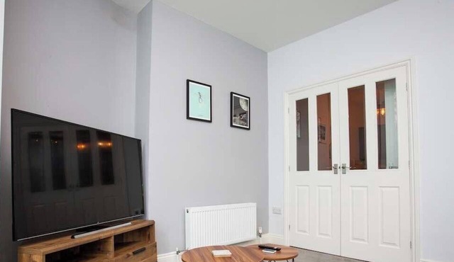 Stylish Cosy Two Bed Apartment - Coast Location
