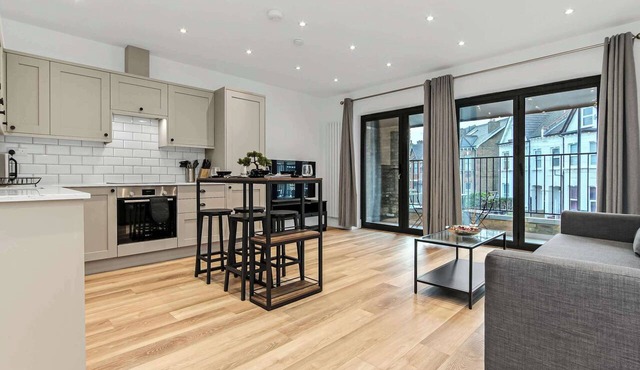 Stylish East Croydon Apartment w/Private Balcony