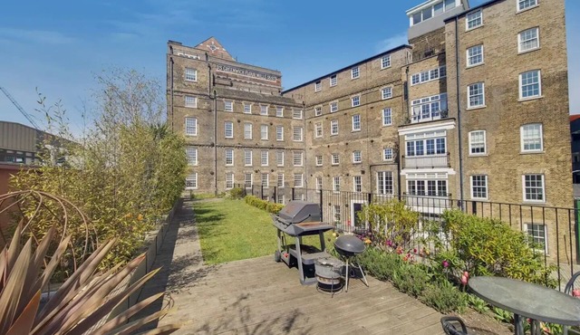 Stylish Greenwich Loft with Concierge & Roof Garden. Fast Links to the City.