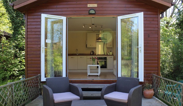 Stylish Lodge Retreat, Surrounded by Peaceful Wild Gardens - Nearby Goodwood!