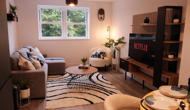 Stylish, Luxury Southampton Apt - Sleeps 4.