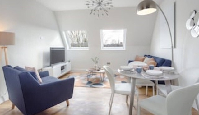 Stylish & Modern: Central Hitchin - with Parking