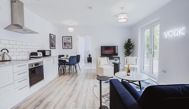 Stylish new-build, free parking, 20-minute walk to city centre
